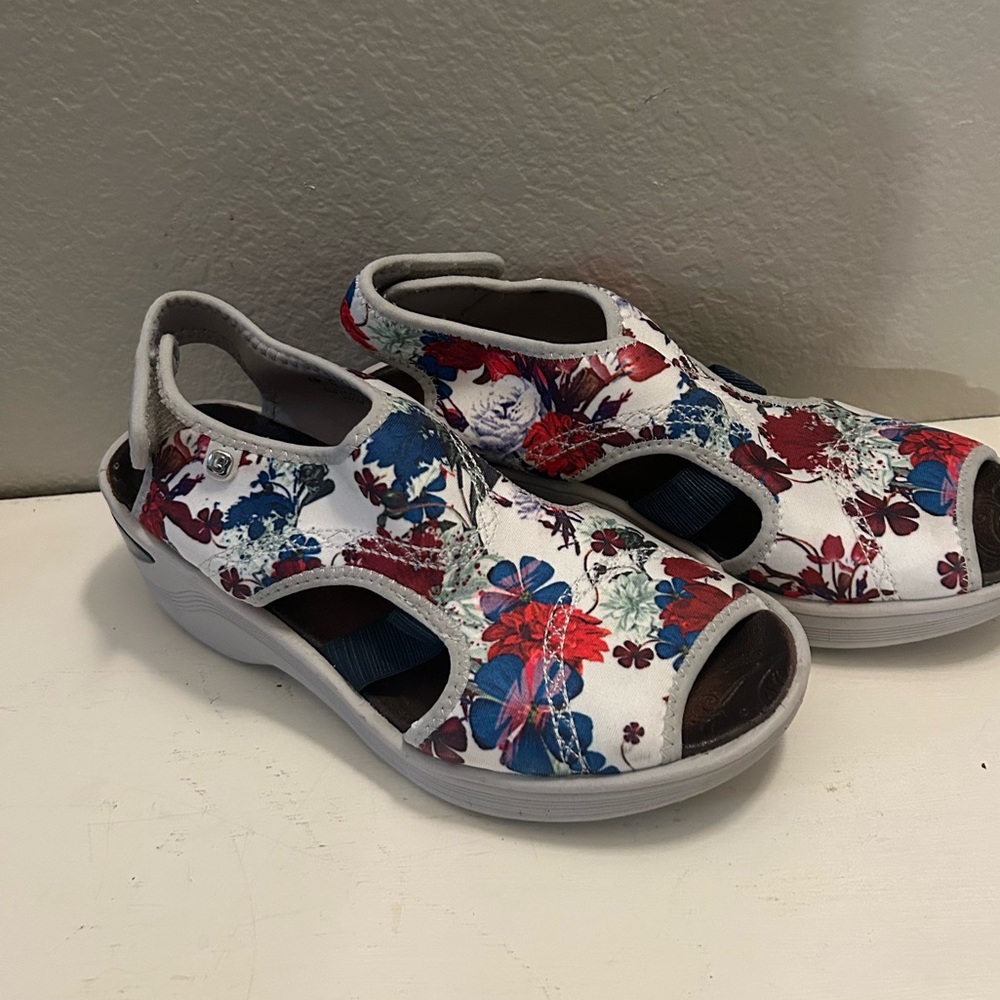 Zees.  Women Closed Sandals size 8.5